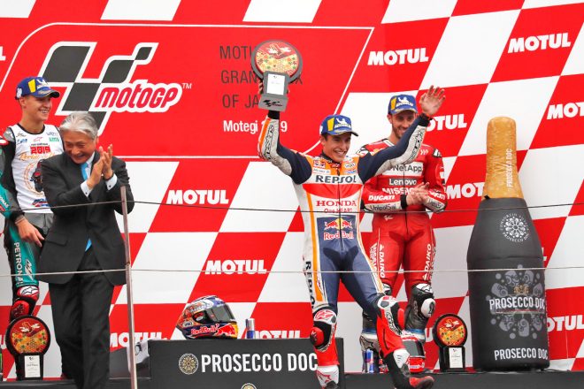 表彰台で喜びを爆発させるマルク・マルケス（レプソル・ホンダ・チーム）