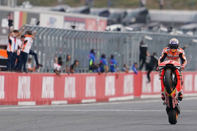 チェッカーを受けるマルケス。この後のウイニングラップ中にガス欠によりコースサイドでマシンはストップした。