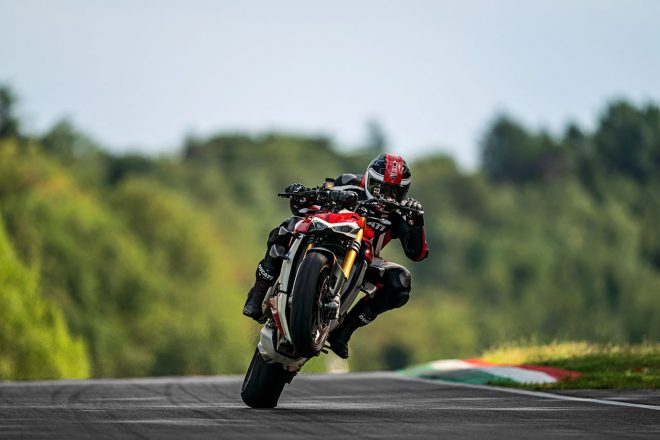 ドゥカティ ストリートファイターV4 Sの走行シーン