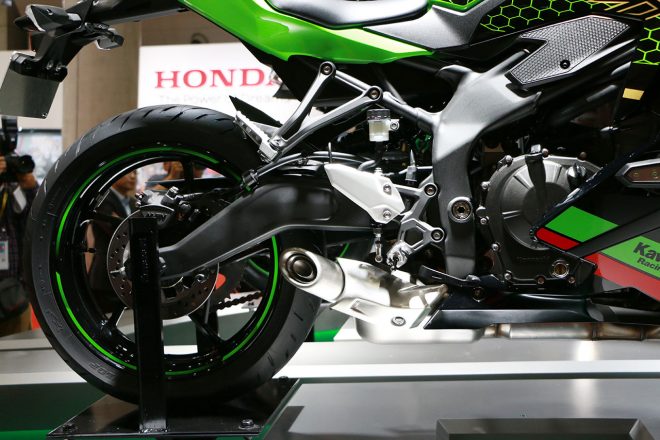 スイングアーム、エキゾーストもレーシーなカワサキNinja ZX-25R