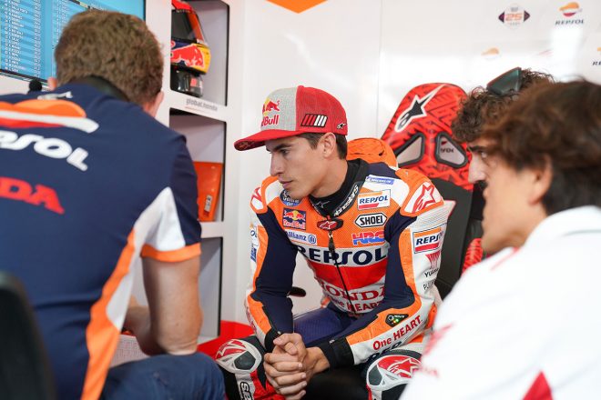 チームと打ち合わせをするマルク・マルケス（レプソル・ホンダ・チーム）