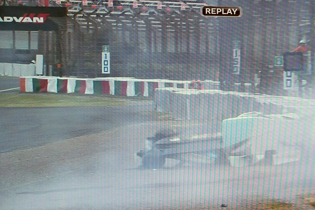 ハリソン・ニューウェイが130Rで横転する大クラッシュも、鈴鹿のオフィシャルが迅速な救出と驚きの修復スピード