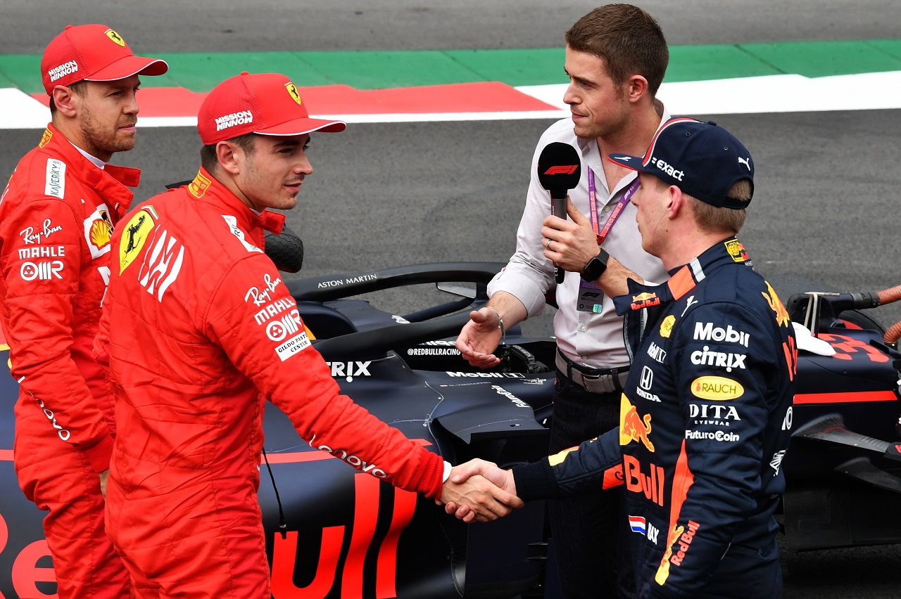2019年F1第18戦メキシコGP　予選後、握手をかわすシャルル・ルクレール（フェラーリ）とマックス・フェルスタッペン（レッドブル・ホンダ）