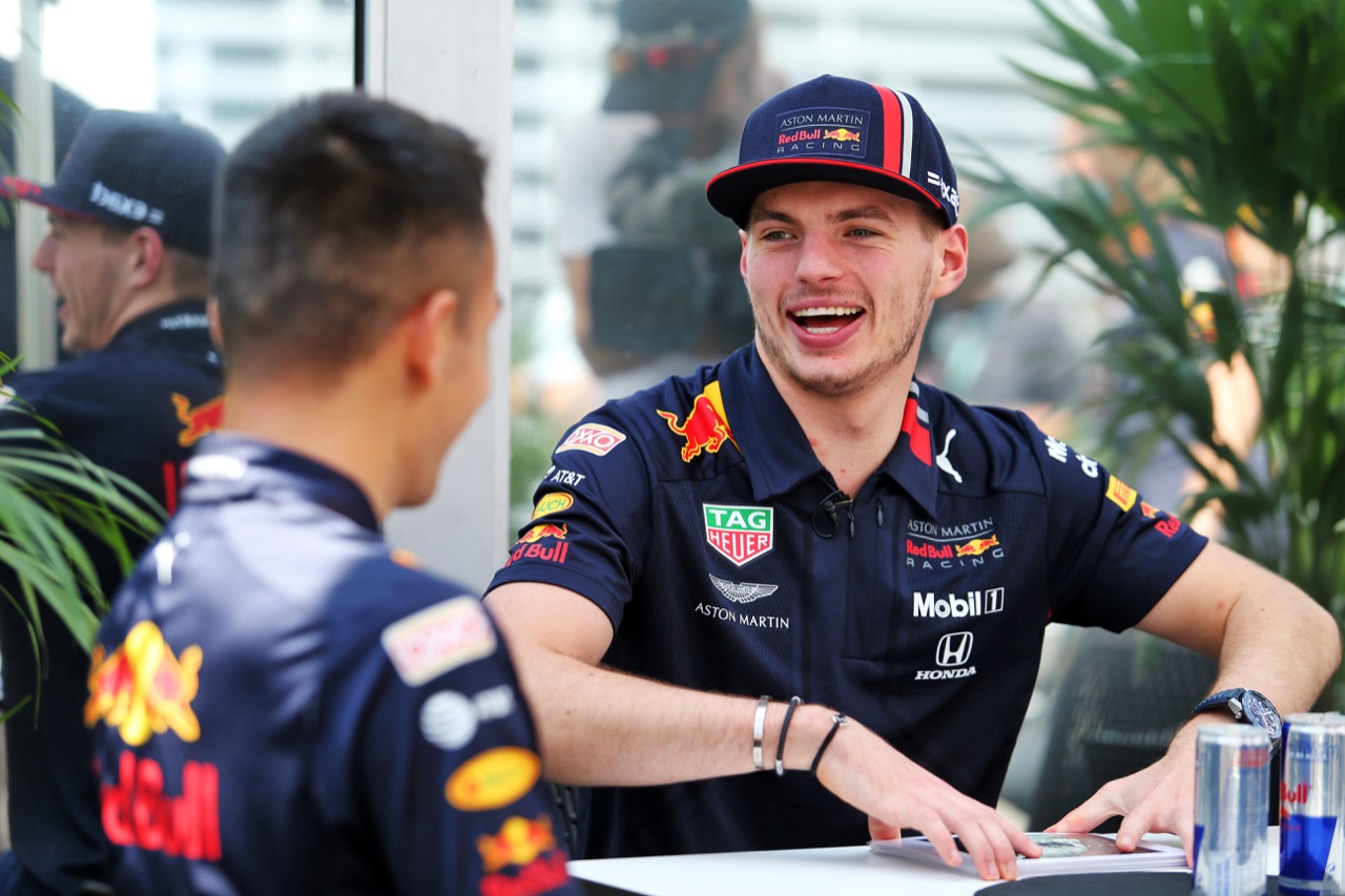 レッドブル・ホンダのマックス・フェルスタッペン、アレクサンダー・アルボン