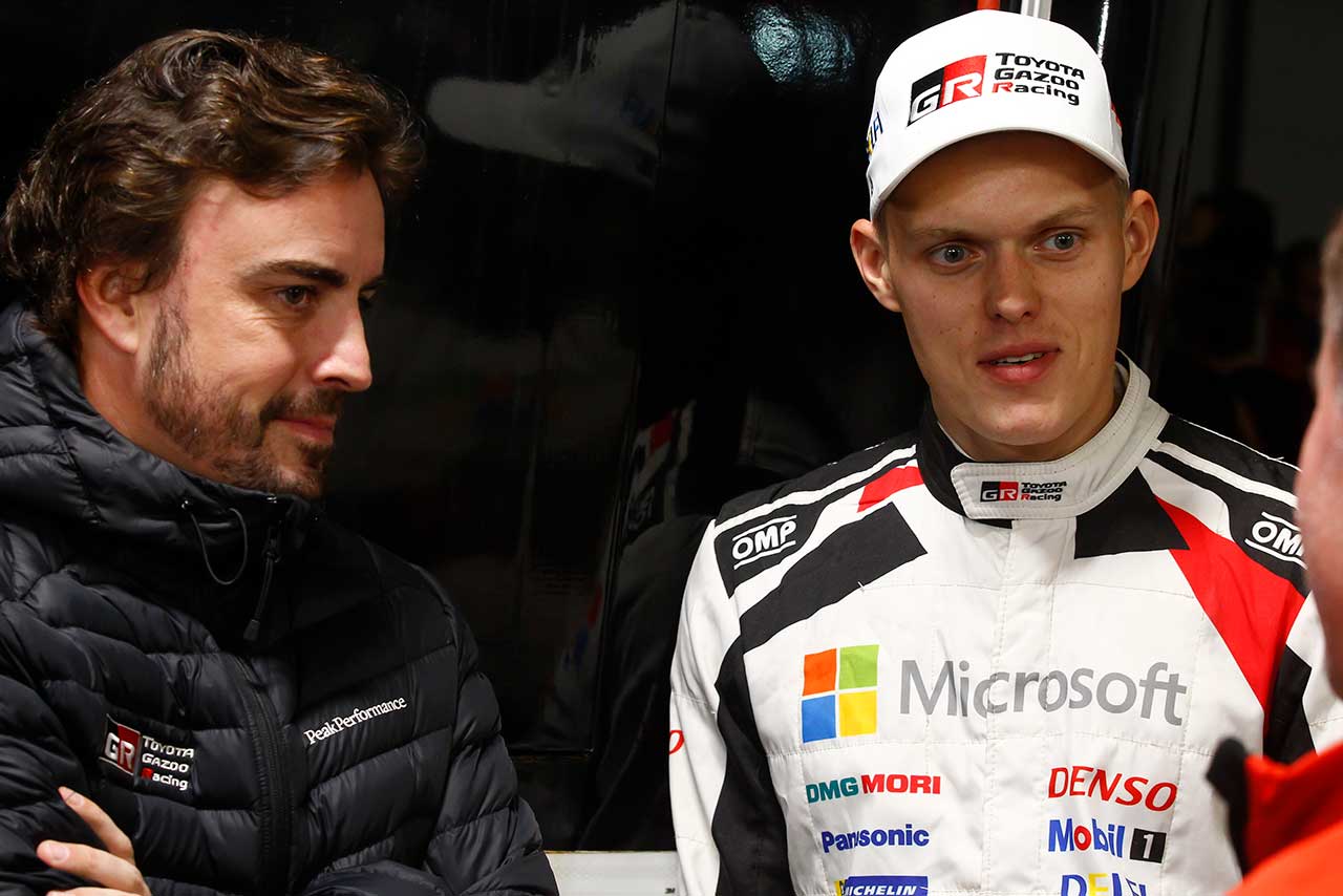 現地を訪れたフェルナンド・アロンソと言葉をかわすオット・タナク（トヨタ・ヤリスWRC）