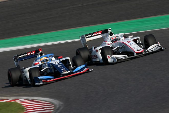 アレックス・パロウをオーバーテイクする福住仁嶺