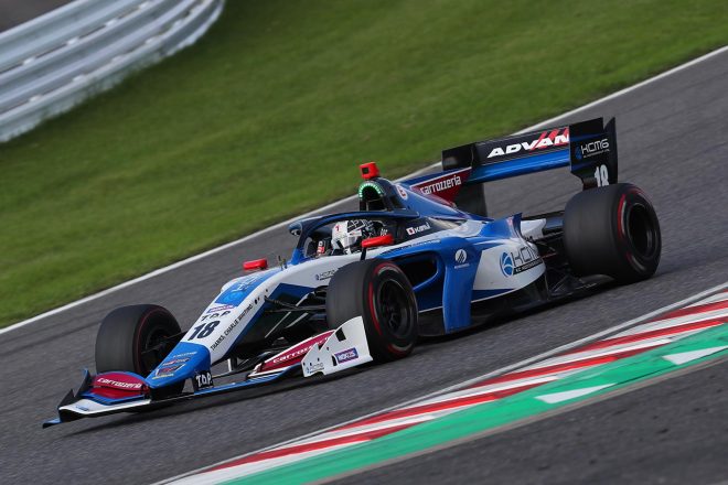 タイヤ交換義務のレギュレーションの盲点をつき、スタート時にレインタイヤ装着という“奇策”に出た小林可夢偉（carrozzeria Team KCMG）。セーフティカーが出ていたら……と思わせる作戦だった。