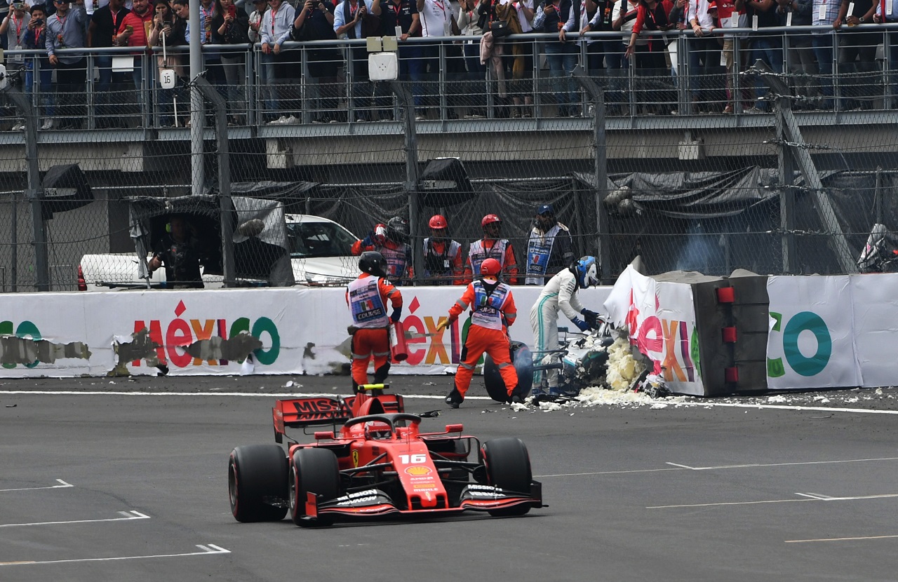 2019年F1第18戦メキシコGP予選　バルテリ・ボッタス（メルセデス）の事故現場を通りすぎるシャルル・ルクレール（フェラーリ）