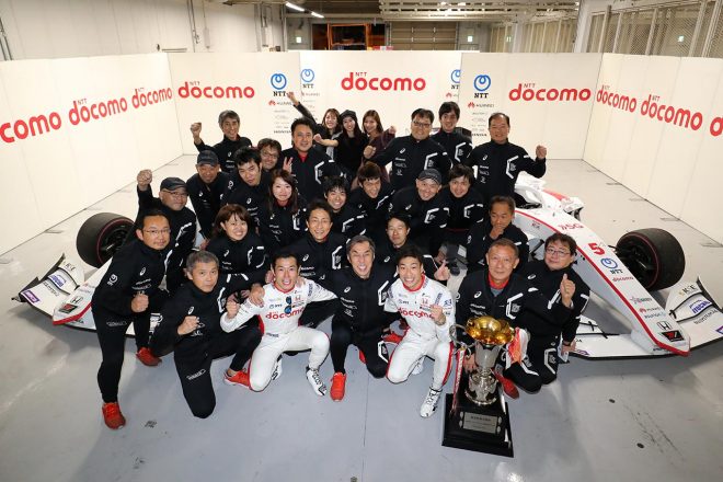 スーパーフォーミュラ第7戦鈴鹿のレース後、チームチャンピオンの記念撮影が村岡潔監督を中心に行われた。