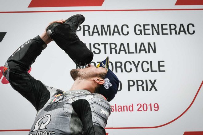 母国グランプリで表彰台を獲得したミラー。レースブーツで美酒を味わう