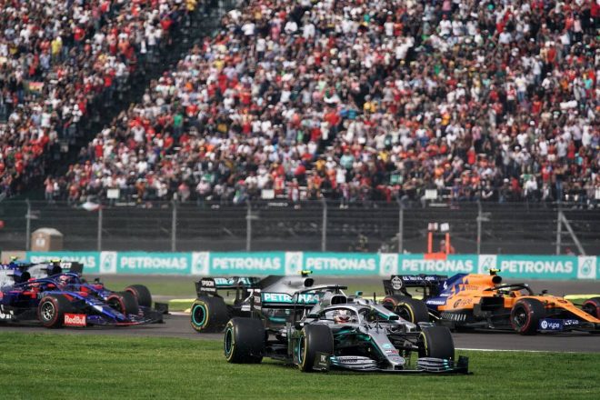 2019年F1第18戦メキシコGP決勝　バトルの末にコースオフしてしまったルイス・ハミルトンとマックス・フェルスタッペン