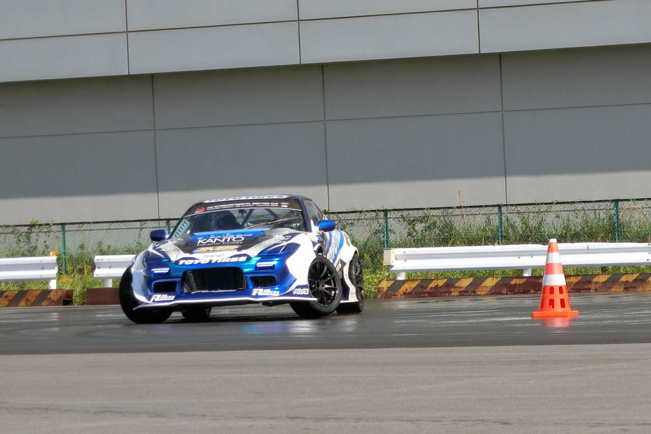 水が撒かれた路面でドリフトを披露した川畑真人のTEAM TOYO TIRES DRIFT 180SX II