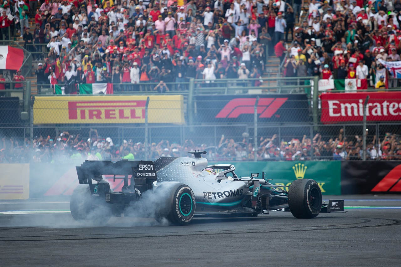 2019年F1第18戦メキシコGP　優勝したルイス・ハミルトン（メルセデス）がドーナツターン