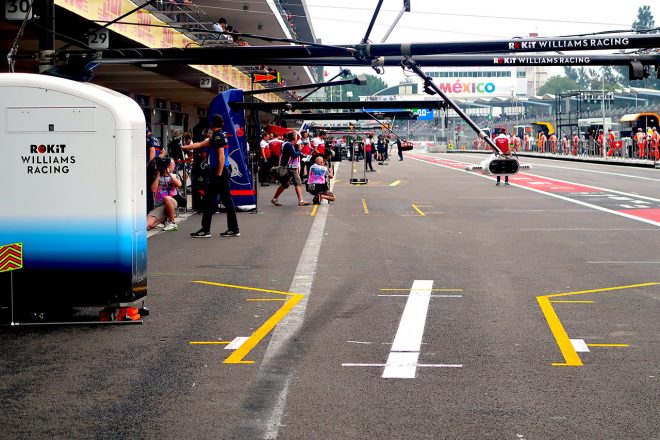 F1 Topic:ピットイン&アウト時のタイムロス防止のため、ひと工夫されたピットボックス