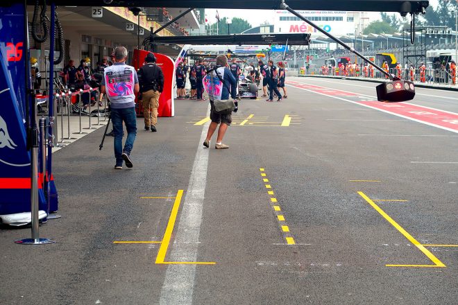 F1 Topic:ピットイン&アウト時のタイムロス防止のため、ひと工夫されたピットボックス