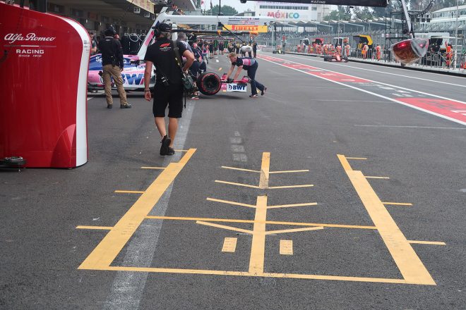 F1 Topic:ピットイン&アウト時のタイムロス防止のため、ひと工夫されたピットボックス