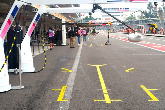 F1 Topic:ピットイン&アウト時のタイムロス防止のため、ひと工夫されたピットボックス