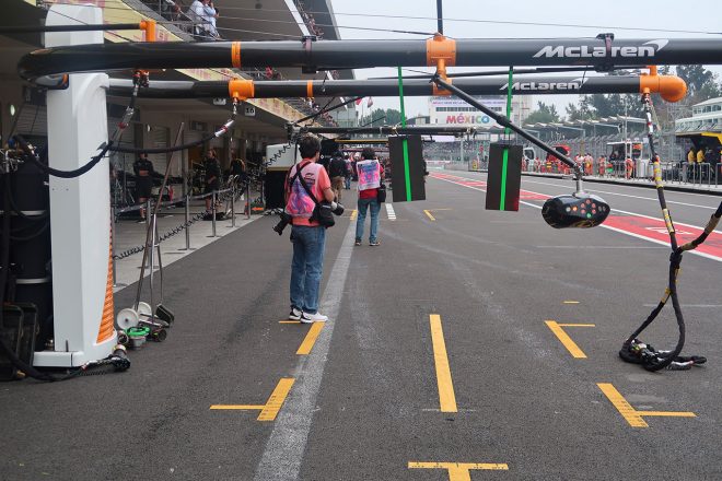 F1 Topic:ピットイン&アウト時のタイムロス防止のため、ひと工夫されたピットボックス