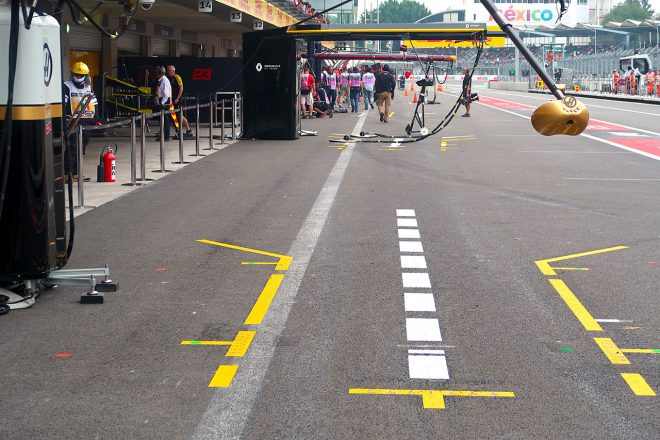 F1 Topic:ピットイン&アウト時のタイムロス防止のため、ひと工夫されたピットボックス