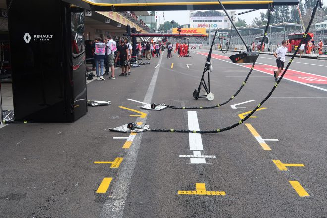 F1 Topic:ピットイン&アウト時のタイムロス防止のため、ひと工夫されたピットボックス