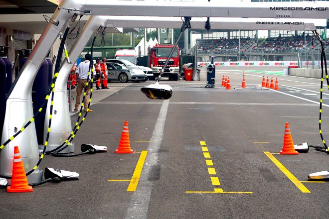 F1 Topic:ピットイン&アウト時のタイムロス防止のため、ひと工夫されたピットボックス