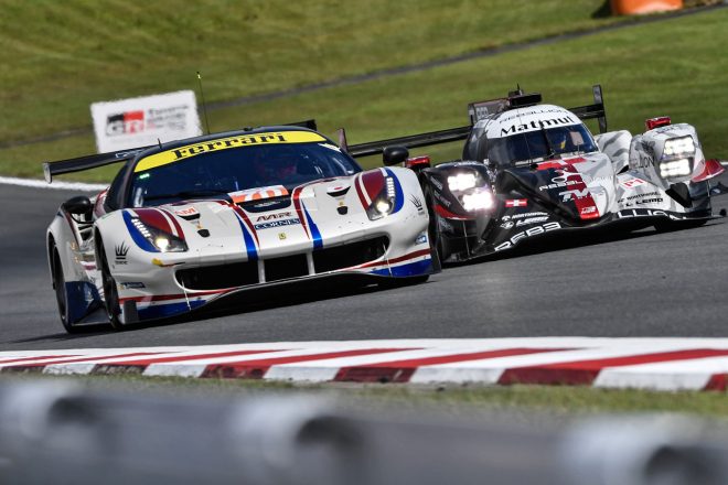 MRレーシングの70号車フェラーリ488 GTE Evoと、レベリオン・レーシングの1号車レベリオンR13・ギブソン