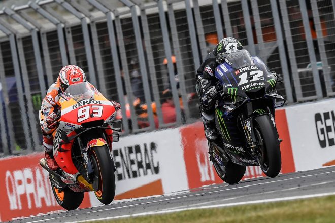 ストレートでビニャーレスに迫るマルケス