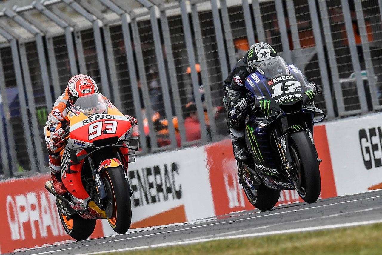 ストレートでビニャーレスに迫るマルケス