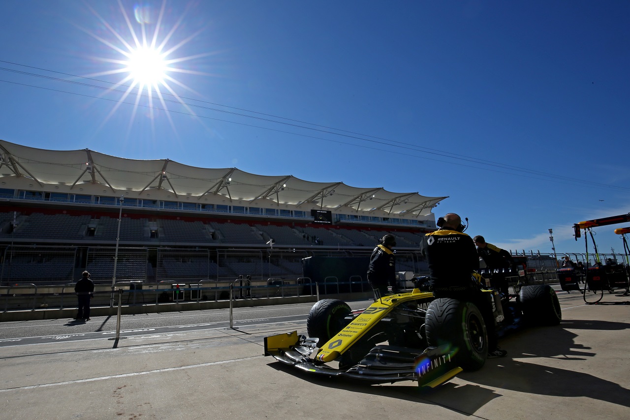 2019年F1第19戦アメリカGP　ニコ・ヒュルケンベルグ（ルノー）のマシンを準備するメカニックたち
