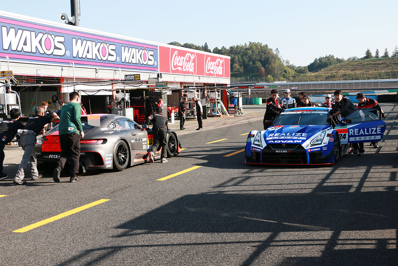 車検に向かうアールキューズ AMG GT3、車検終わりのリアライズコーポレーション ADVAN GT-R