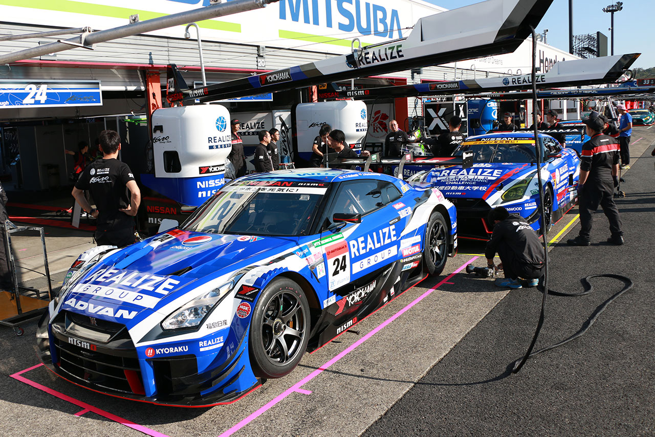 ピットが並ぶリアライズコーポレーション ADVAN GT-R、リアライズ 日産自動車大学校 GT-R