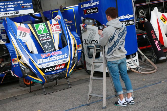 写真を撮る坪井翔（WedsSport ADVAN LC500）