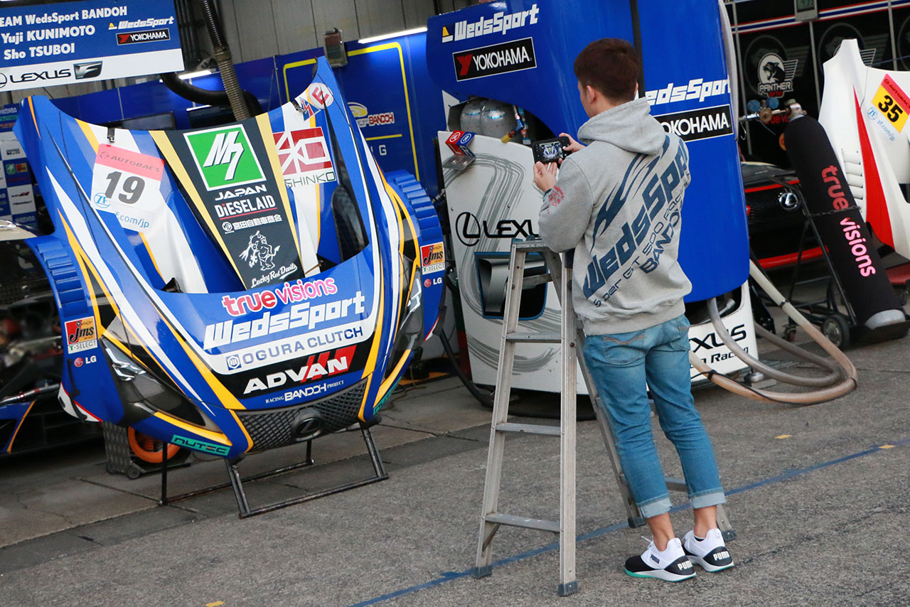 写真を撮る坪井翔（WedsSport ADVAN LC500）