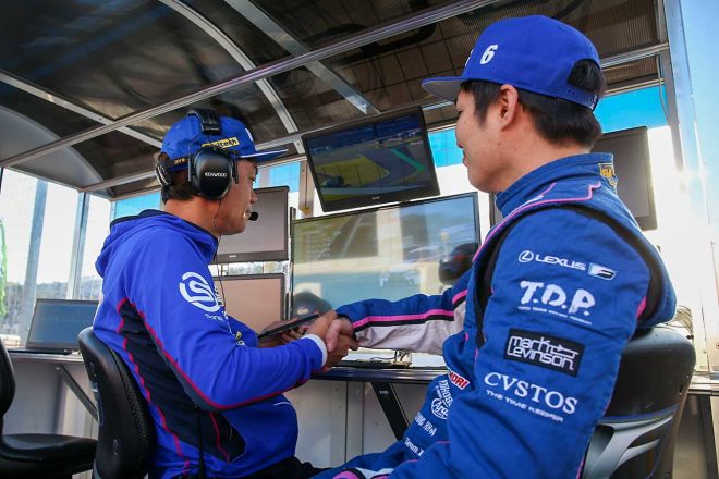 2019年のスーパーGT第8戦もてぎ、予選2番手を獲得し、握手を交わしたLEXUS TEAM LEMANS WAKO’Sの脇阪寿一監督と大嶋和也