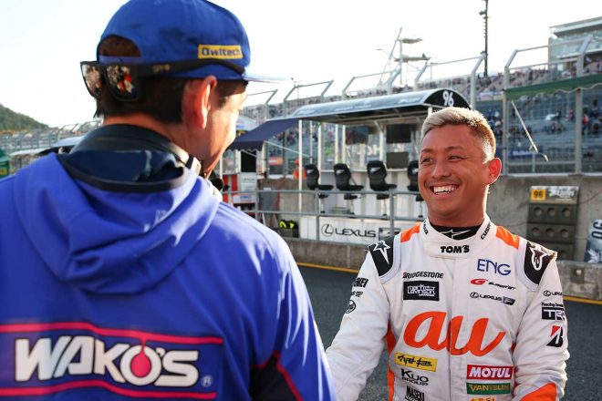 予選終了後、LEXUS TEAM LEMANS WAKO’Sの脇阪寿一監督と、au TOM’S LC500の関口雄飛が握手を交わす場面も