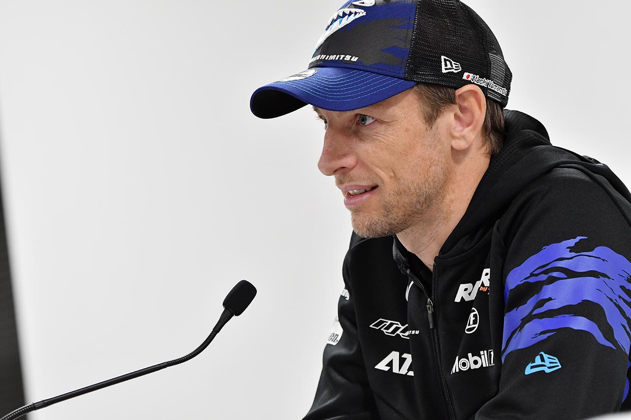 記者会見でコメントするジェンソン・バトン