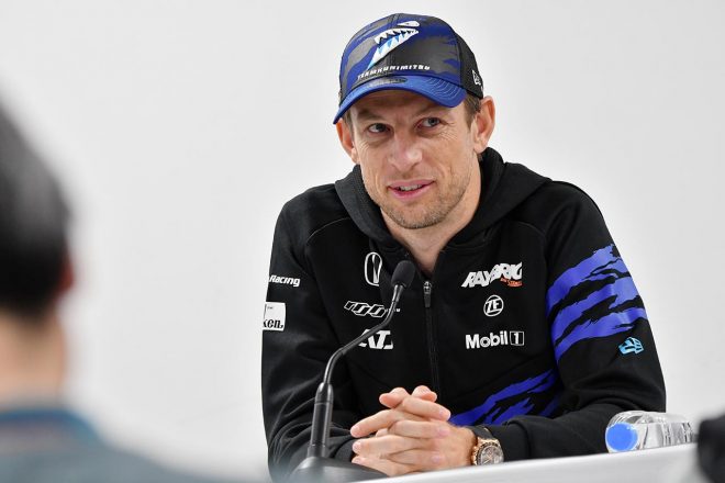 記者会見でコメントするジェンソン・バトン