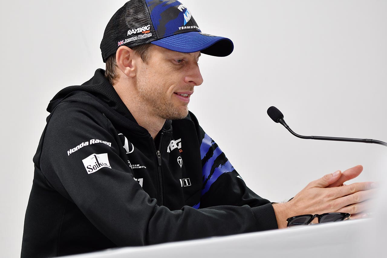 記者会見でコメントするジェンソン・バトン