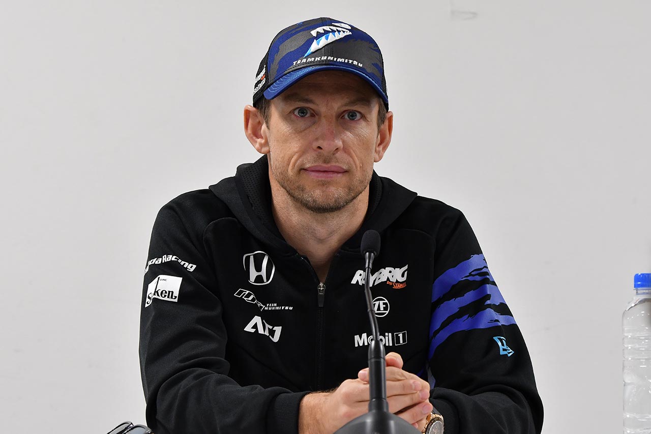 記者会見でコメントするジェンソン・バトン