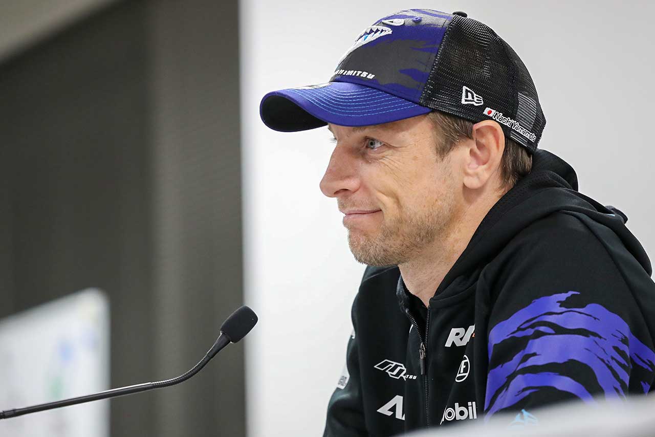 記者会見でコメントするジェンソン・バトン