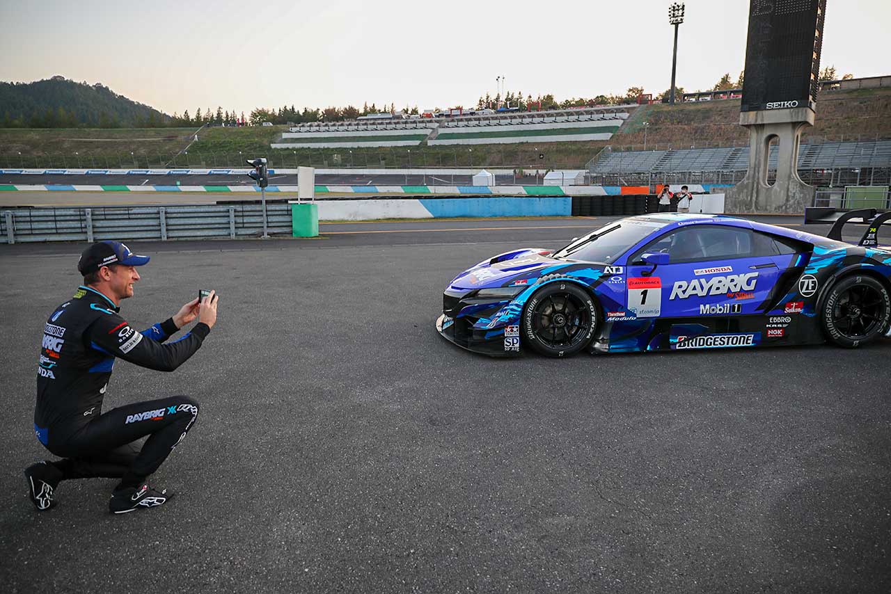 2019年第8戦もてぎ、搬入日には苦楽をともにした“愛機”を写真に収める姿もみられた