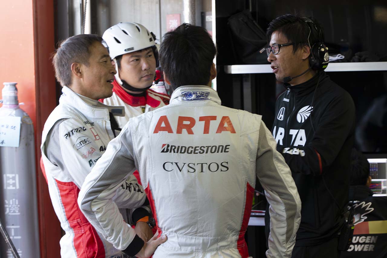 ARTA NSX GT3をドライブする高木真一とチーフエンジニアを務める一瀬俊浩エンジニア