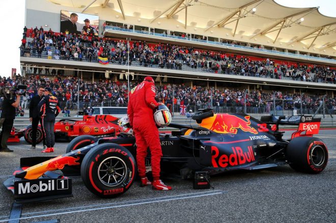 2019年F1第19戦アメリカGP　レッドブル・ホンダのマシンを覗き込むセバスチャン・ベッテル
