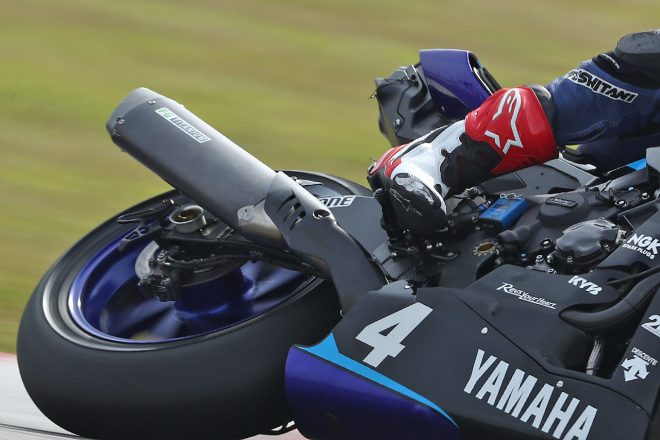 高橋巧との接触でマフラーのステーが壊れた野左根航汰のヤマハYZF-R1