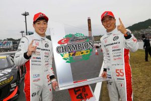 スーパーGT | チェッカー目前の逆転で11号車GAINER GT-R優勝。高木＆福住組ARTAが2019年王者に／スーパーGT第8戦もてぎ GT300決勝