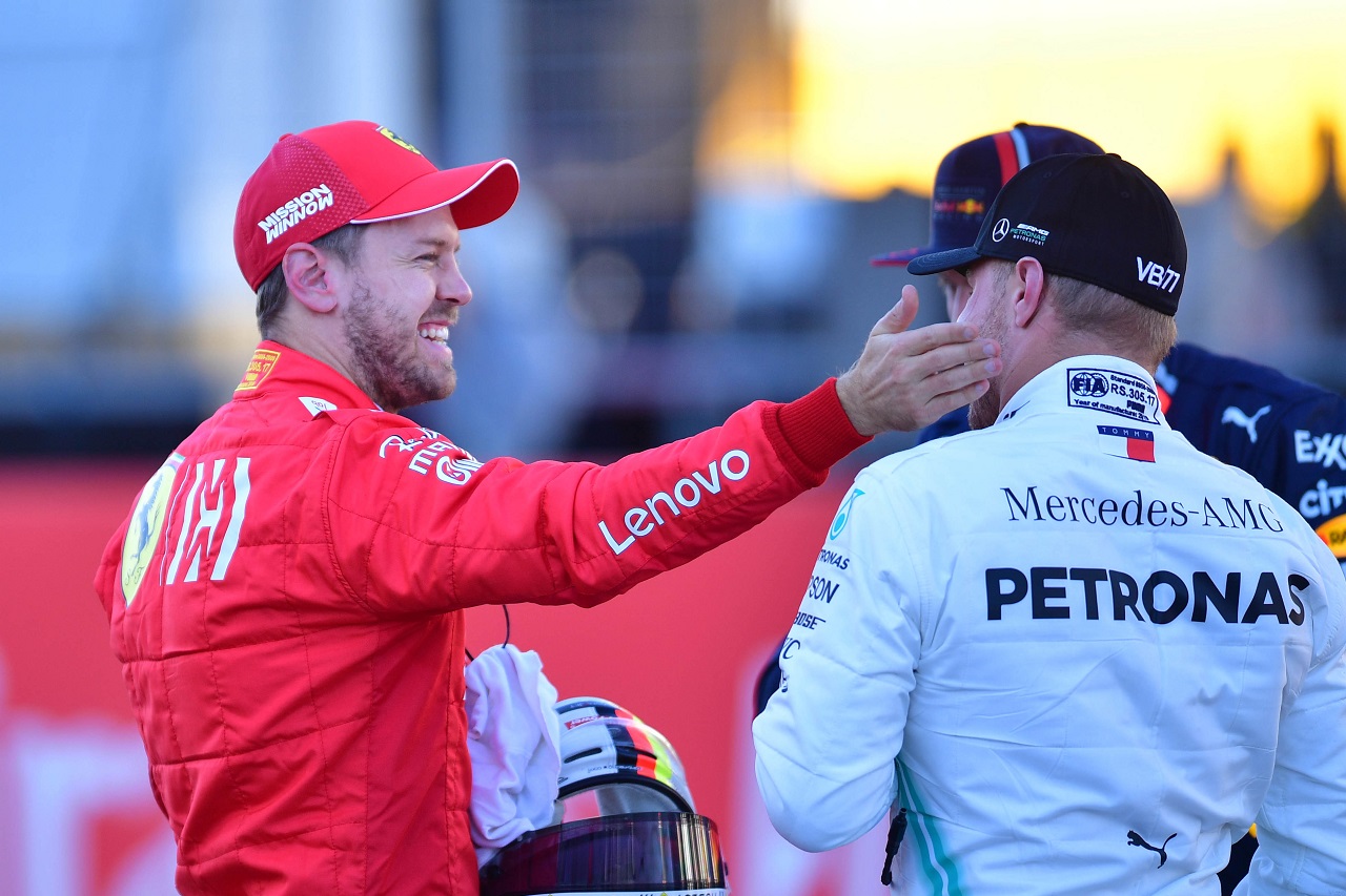 2019年F1第19戦アメリカGP　予選2番手のセバスチャン・ベッテル（フェラーリ）がポールのバルテリ・ボッタス（メルセデス）を祝福