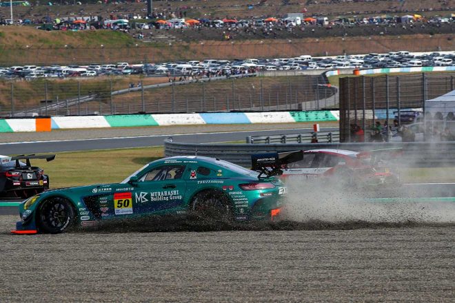 スタート直後、1コーナーでコースオフしたARNAGE AMG GT3