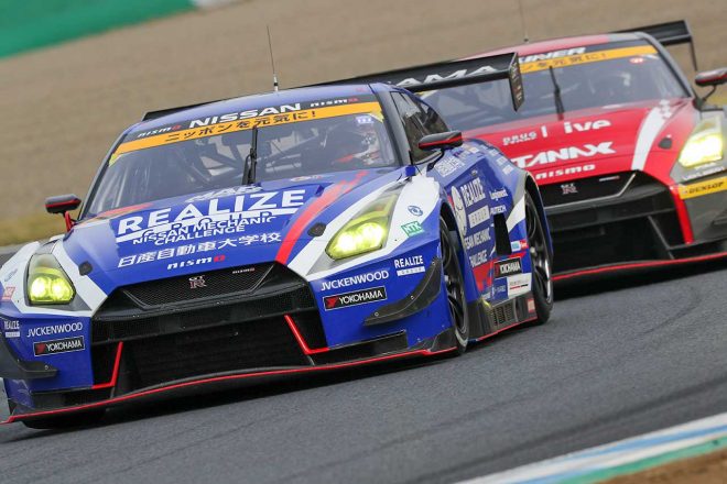 レース序盤、ワン・ツー体制を構築したリアライズ 日産自動車大学校 GT-RとGAINER TANAX GT-RのニッサンGT-R GT3勢