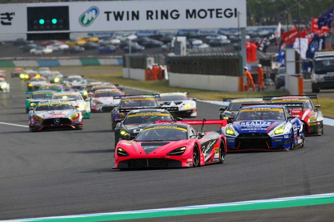 2019年スーパーGT第8戦もてぎ、先頭でオープニングラップの1コーナーへ飛び込んだMcLaren 720S