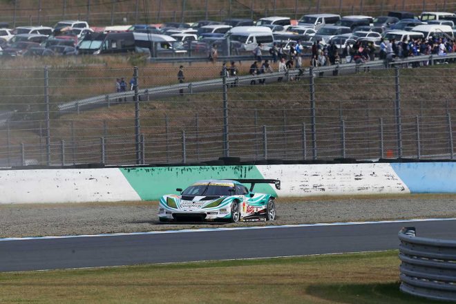 接触により、2コーナー先のグラベルでストップしたシンティアム・アップル・ロータス